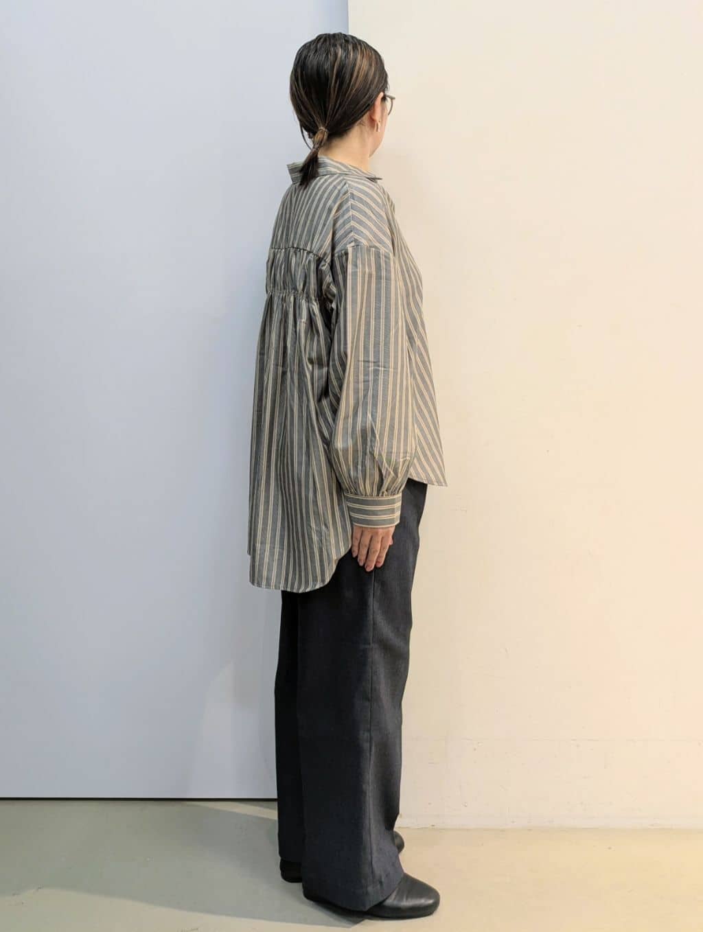 kotoさんの「THE SHOP TK｜【後ろ姿もサマになる】ストライプ バックシャーリングシャツ/体型カバー/洗える」を使ったコーディネート