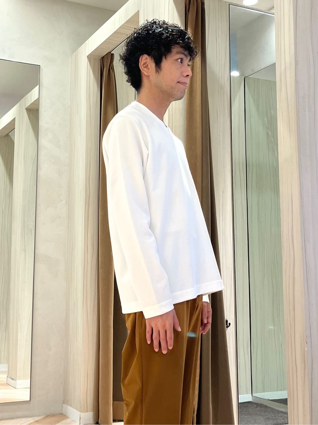 URAさんの「TAKEO KIKUCHI｜【3Dナイロンストレッチ】スリムイージーパンツ」を使ったコーディネート