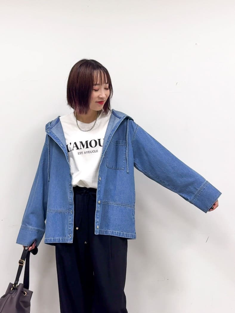𝐜𝐡𝐢𝐤𝐚さんの「SHOO･LA･RUE｜【S-LL】こなれ感ある着こなしに デニムフーディーブルゾン」を使ったコーディネート