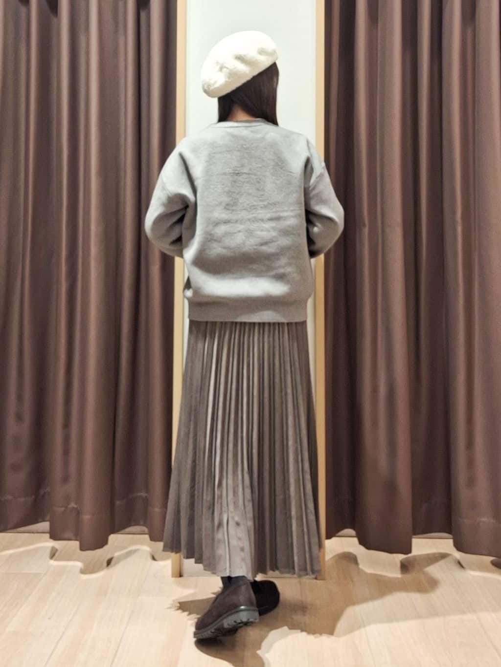 ウタさんの「grove｜カレッジロゴキーネックニット」を使ったコーディネート