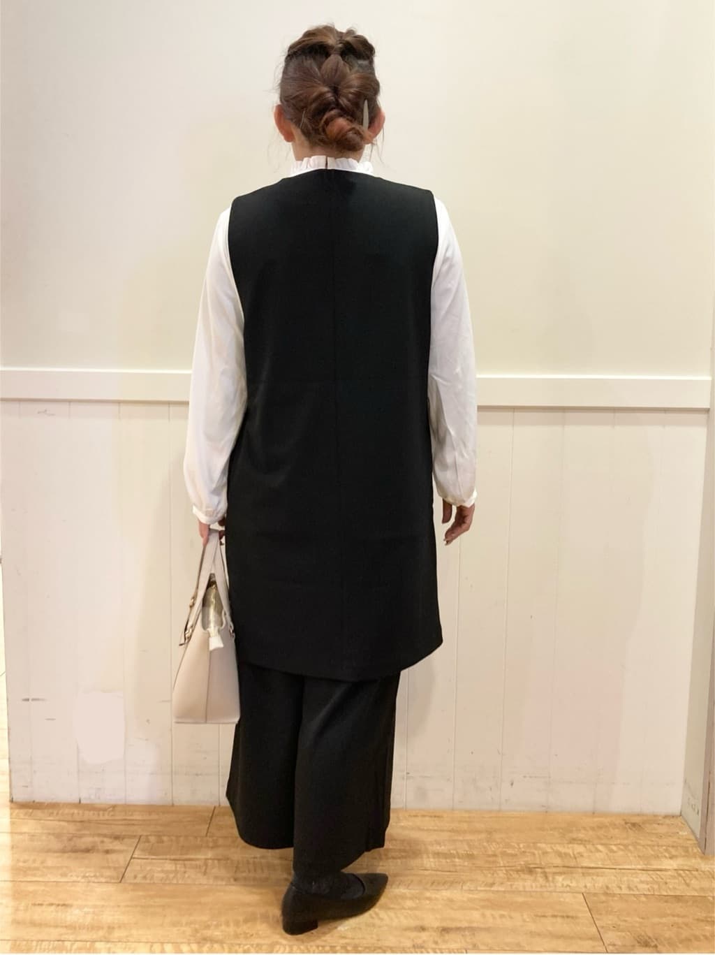 ハチさんの「SHOO･LA･RUE｜【通勤/デイリー/セットアップ可】マルチに使える カットジョーゼット ワイドパンツ」を使ったコーディネート