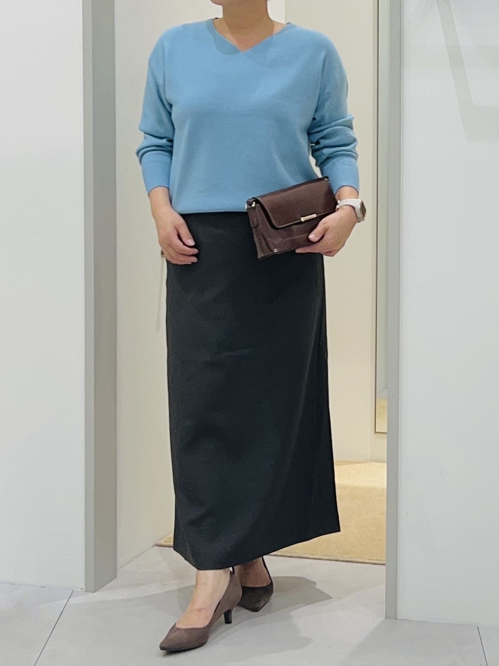 タナさんの「THE SHOP TK｜【すっきりシルエットが叶う】大人のためのVネックニット/毛玉になりにくい/静電気防止/洗濯機OK」を使ったコーディネート