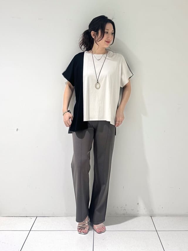 そんさんの「INDIVI｜【洗える／汗ジミ防止】バイカラー＆アシメヘム Tシャツ」を使ったコーディネート