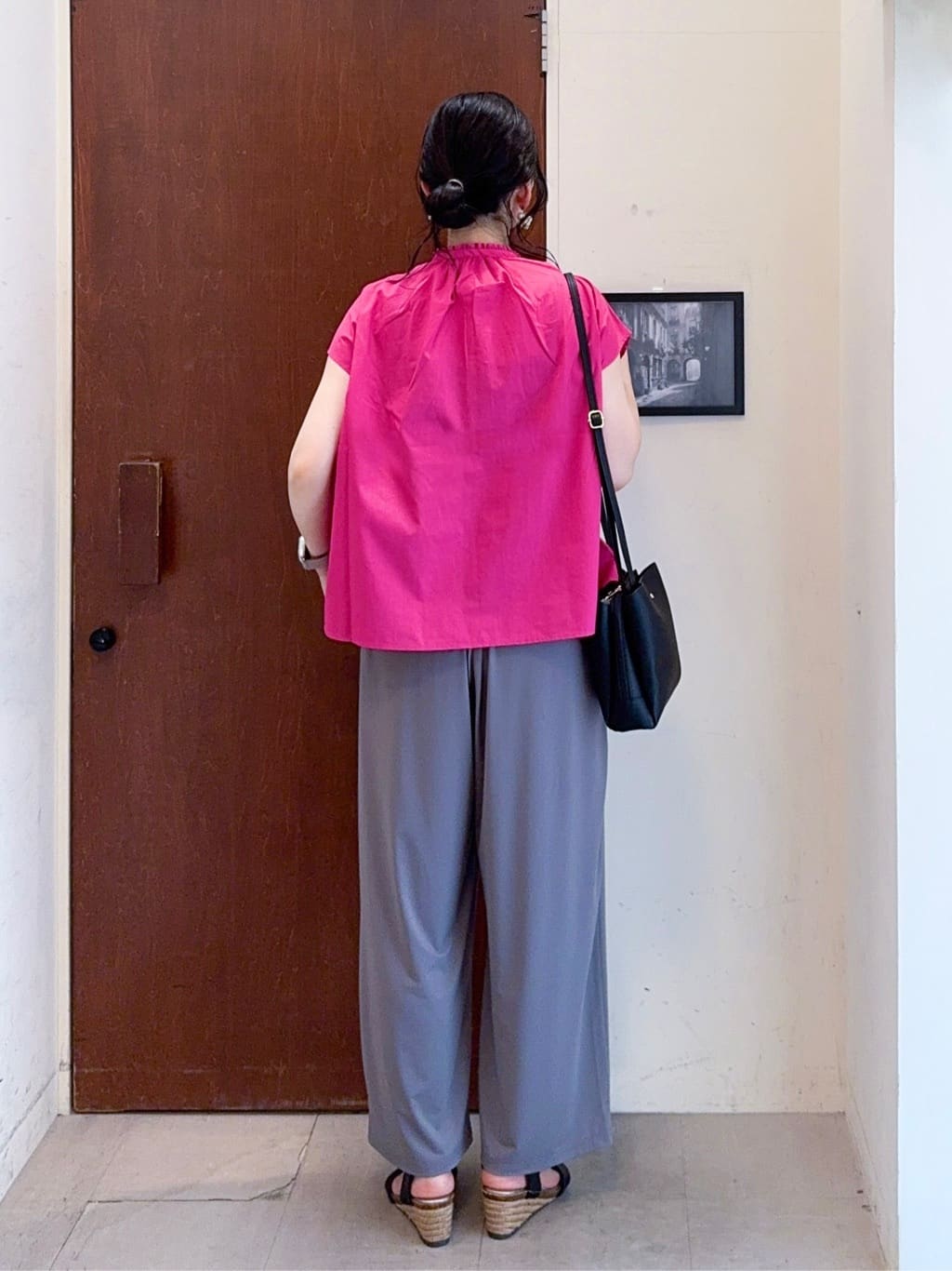 𝐇𝐢𝐫𝐨𝐦𝐢さんの「SHOO･LA･RUE｜【洗える/S-LL】プチフリル襟が女性らしい フレンチスリーブシャツ」を使ったコーディネート