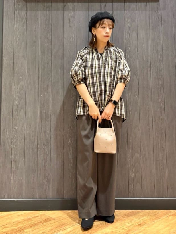 meiさんの「SHOO･LA･RUE｜【S-LL/洗濯後しわになりにくい】ランタンスリーブで女性らしく 5分袖スキッパーブラウス」を使ったコーディネート