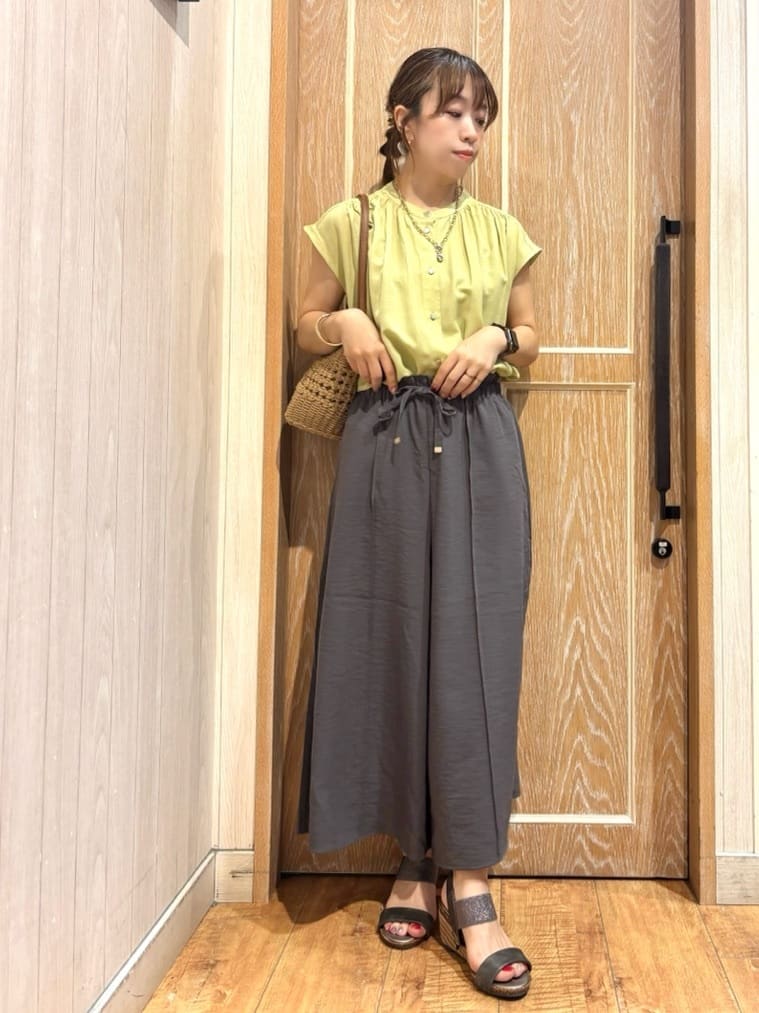 meiさんの「SHOO･LA･RUE｜【S-LL/洗濯後しわになりにくい】上品にきれい見え スラブギャザーブラウス」を使ったコーディネート