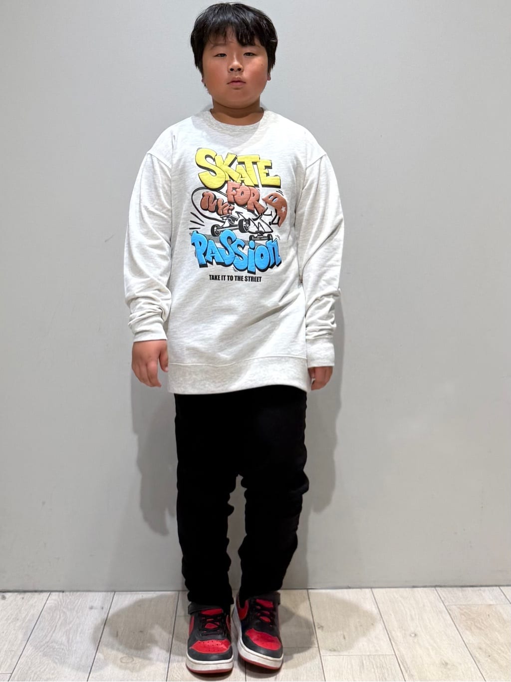 kuboさんの「THE SHOP TK｜【110－160/3柄&times;2色】ミニ裏毛ロゴプルオーバー」を使ったコーディネート