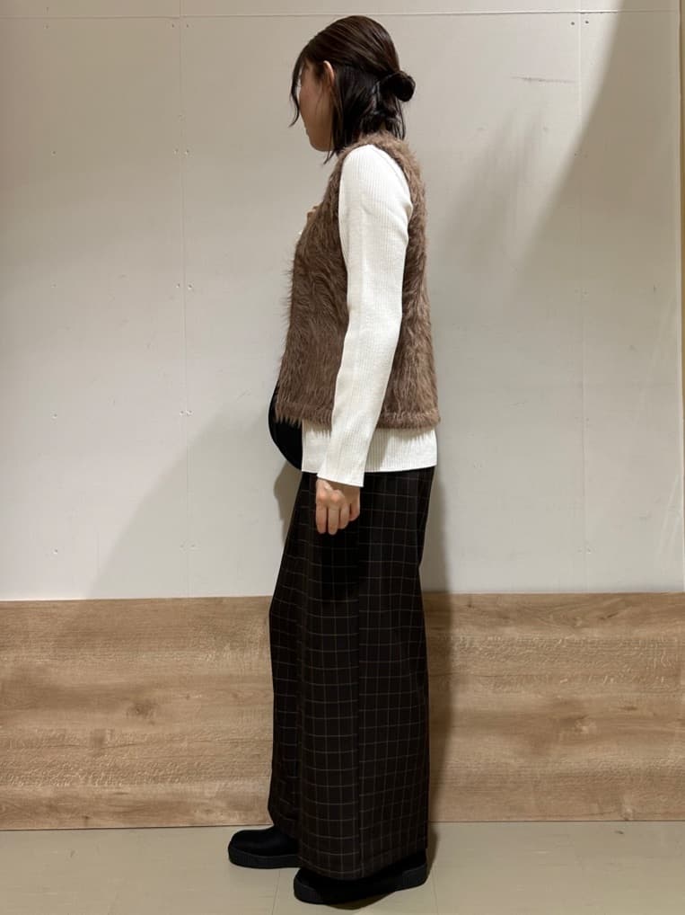 花さんの「SHOO･LA･RUE｜【高レビュー/2点セット】着るだけでコーデが決まる フェザーニットベスト&times;リブニット」を使ったコーディネート