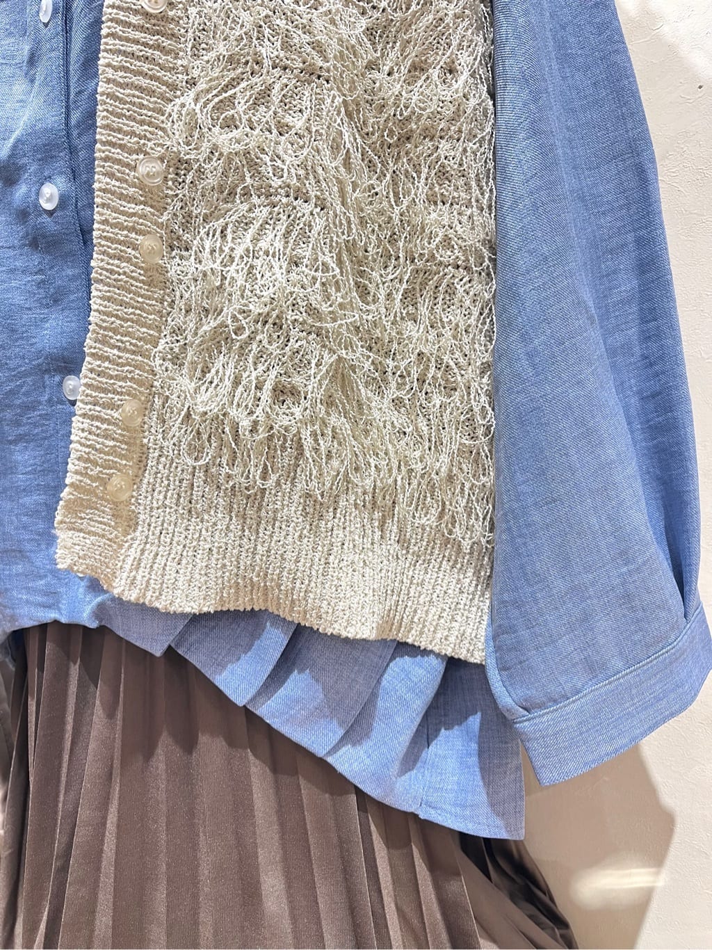 ひこさんの「SHOO･LA･RUE｜【S-LL】インせず着られる デニムライク前開きブラウス」を使ったコーディネート