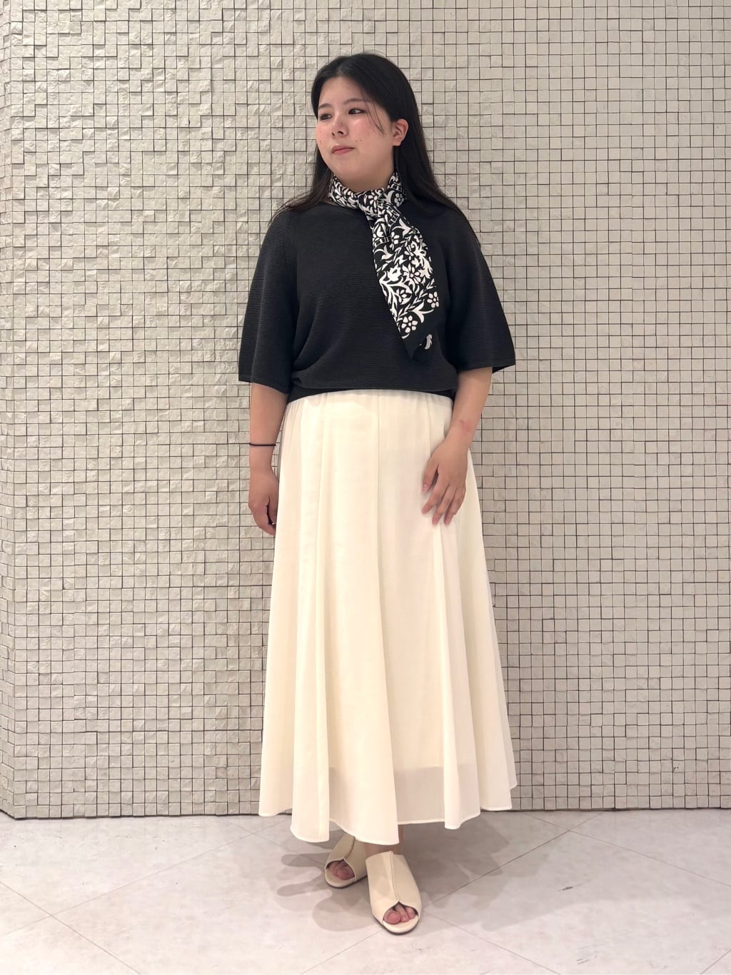 MEGUMIさんの「INDIVI｜【90cm四方】ボタニカル柄大判スカーフ」を使ったコーディネート