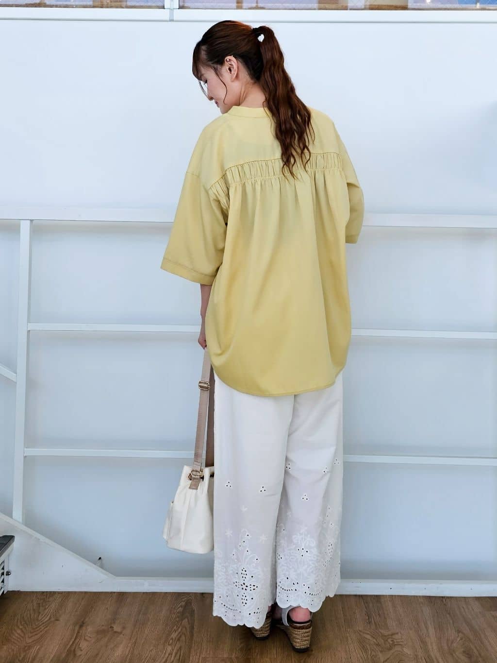 ゆゆさんの「SHOO･LA･RUE｜【S-LL/洗濯後しわになりにくい】バックギャザーがアクセント スッキパーブラウス」を使ったコーディネート
