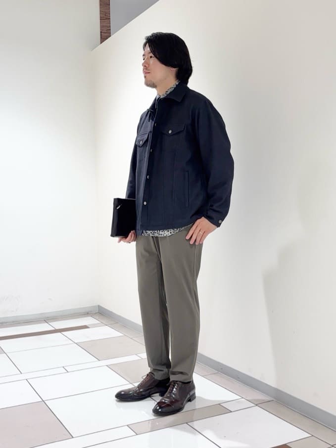 及川さんの「TAKEO KIKUCHI｜ストライプ小花 長袖シャツ」を使ったコーディネート