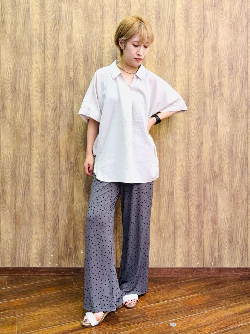 ちばみさんの「SHOO･LA･RUE｜【S-LL/UV/接触冷感/抗菌防臭】体型を自然にカバー フレンチリネンブレンド襟付ドルマンシャツ」を使ったコーディネート