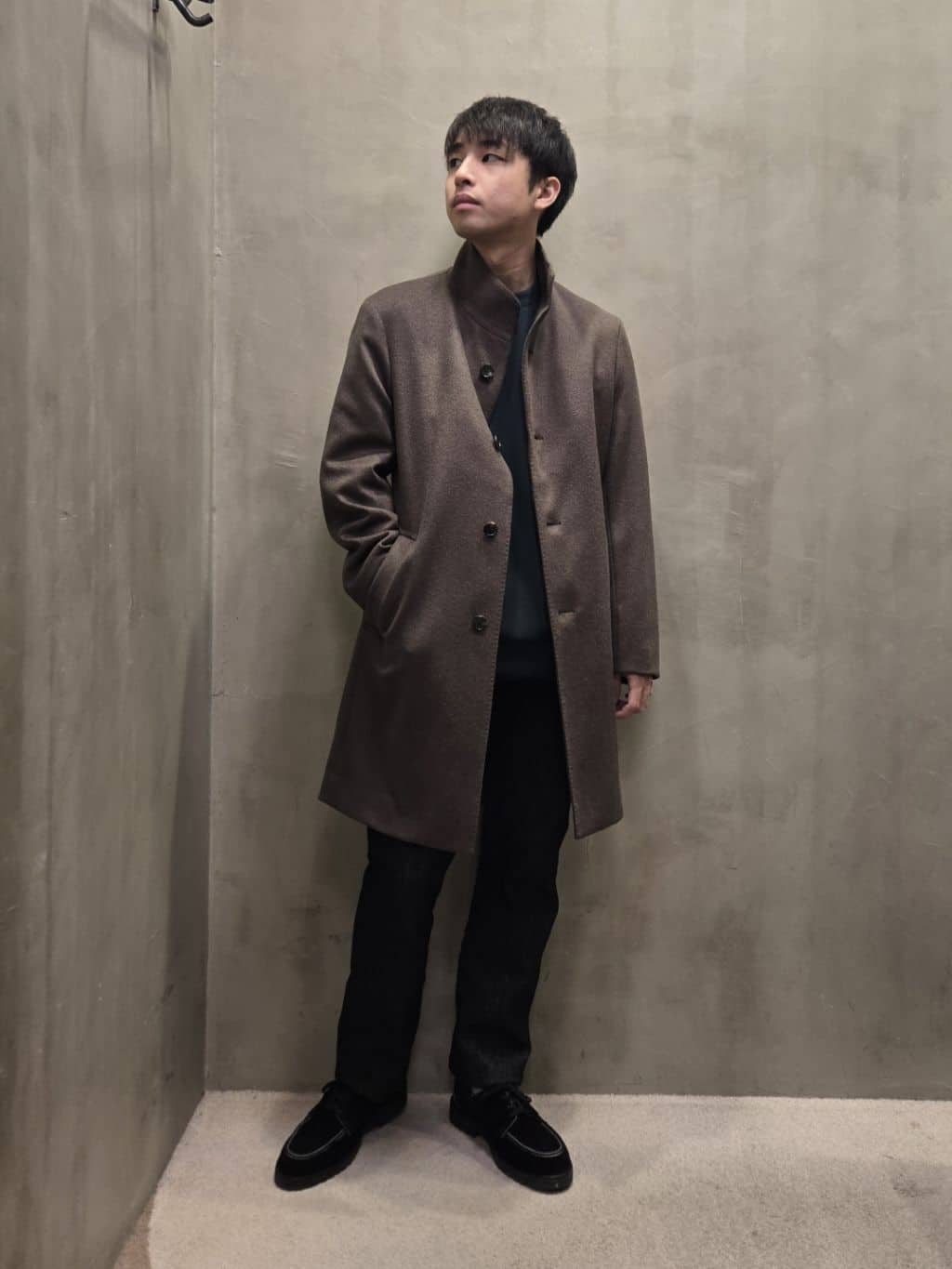白木駆さんの「TAKEO KIKUCHI｜【ウールカシミヤブレンド】ビーバー調 スタンドカラー コート」を使ったコーディネート