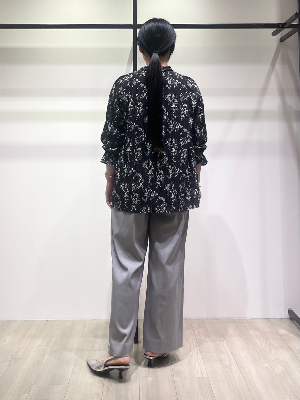 hasuさんの「INDIVI｜【モノトーン小花柄／シャーリング素材】ボリューム袖エアリーブラウス」を使ったコーディネート