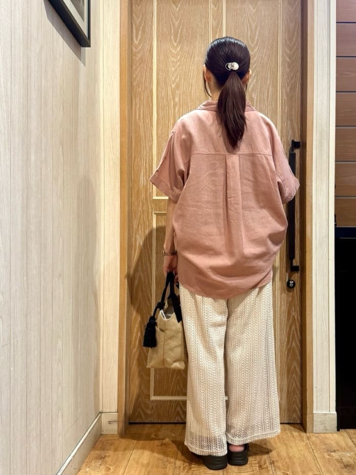 KAORIさんの「SHOO･LA･RUE｜【S-LL/UV/接触冷感/抗菌防臭】体型を自然にカバー フレンチリネンブレンド襟付ドルマンシャツ」を使ったコーディネート