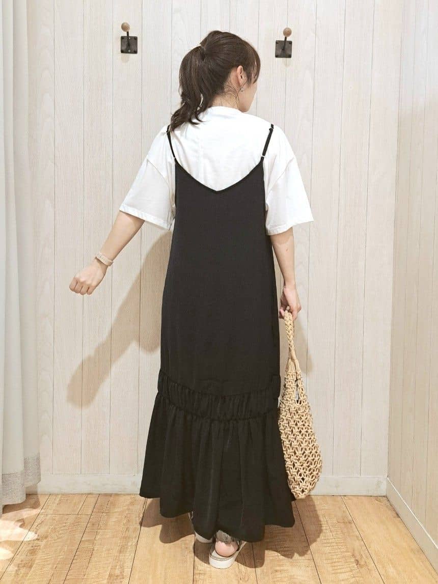 SAKIさんの「SHOO･LA･RUE｜【ひんやり】シャーリングがアクセントに 大人のデザインキャミワンピース」を使ったコーディネート