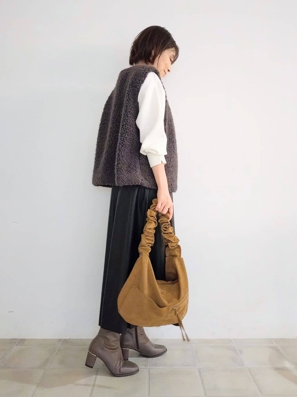 miomioさんの「SHOO･LA･RUE｜【S-LL】大人のデイリースタイルに お袖タック フェイクパール付きトップス」を使ったコーディネート
