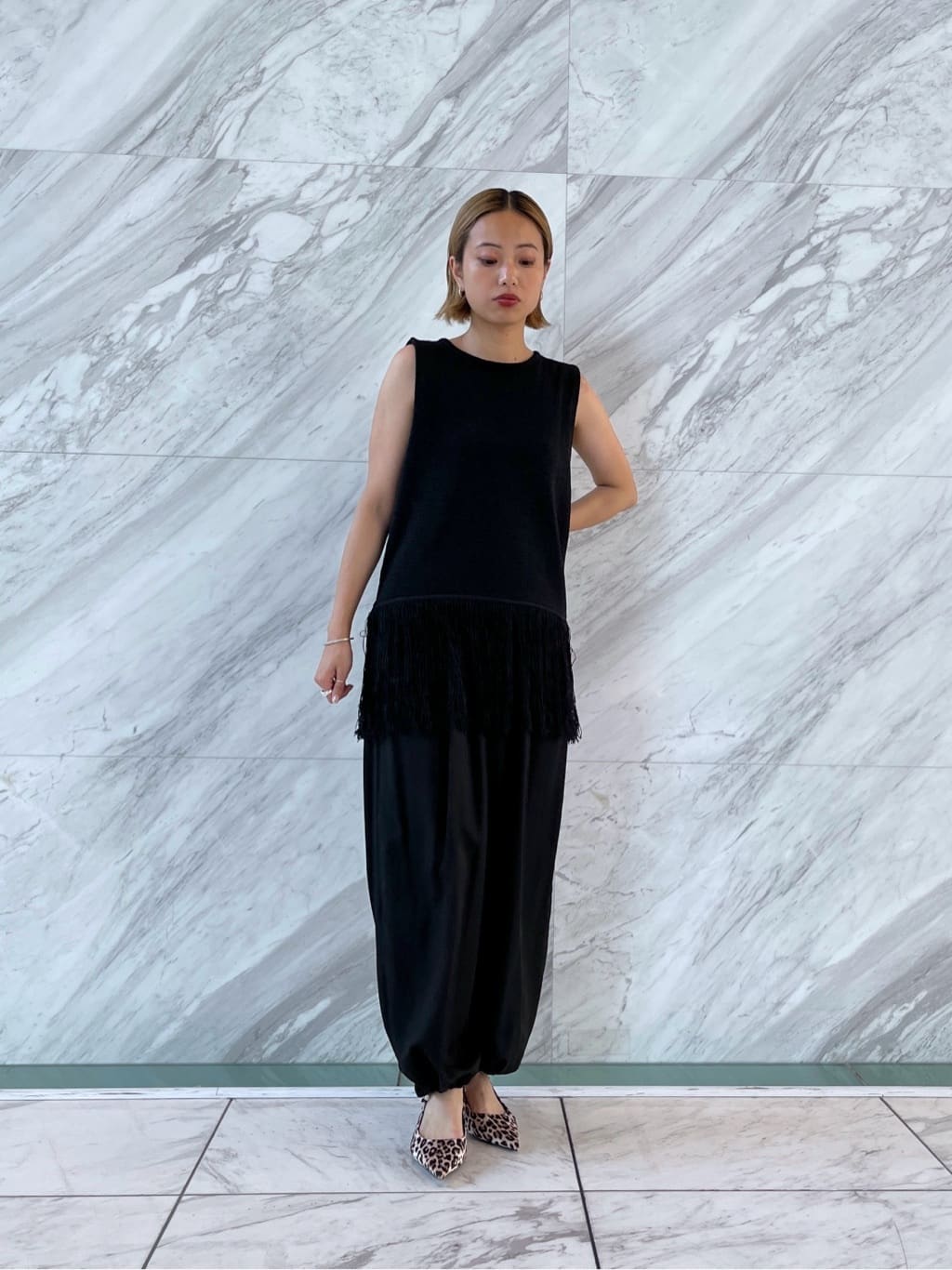 Harukaさんの「INDIVI｜スリーブレスフリンジニット」を使ったコーディネート