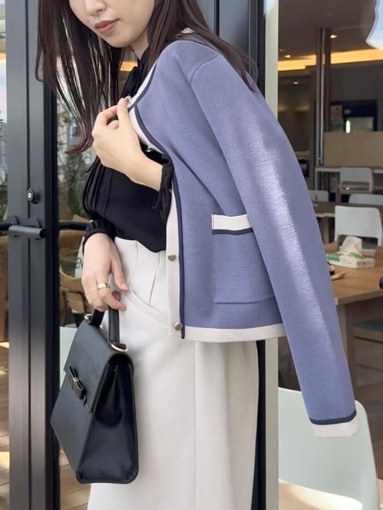 teiさんの「Couture brooch｜【高見え・通勤・大人可愛い】配色総針スカラカーディガン」を使ったコーディネート