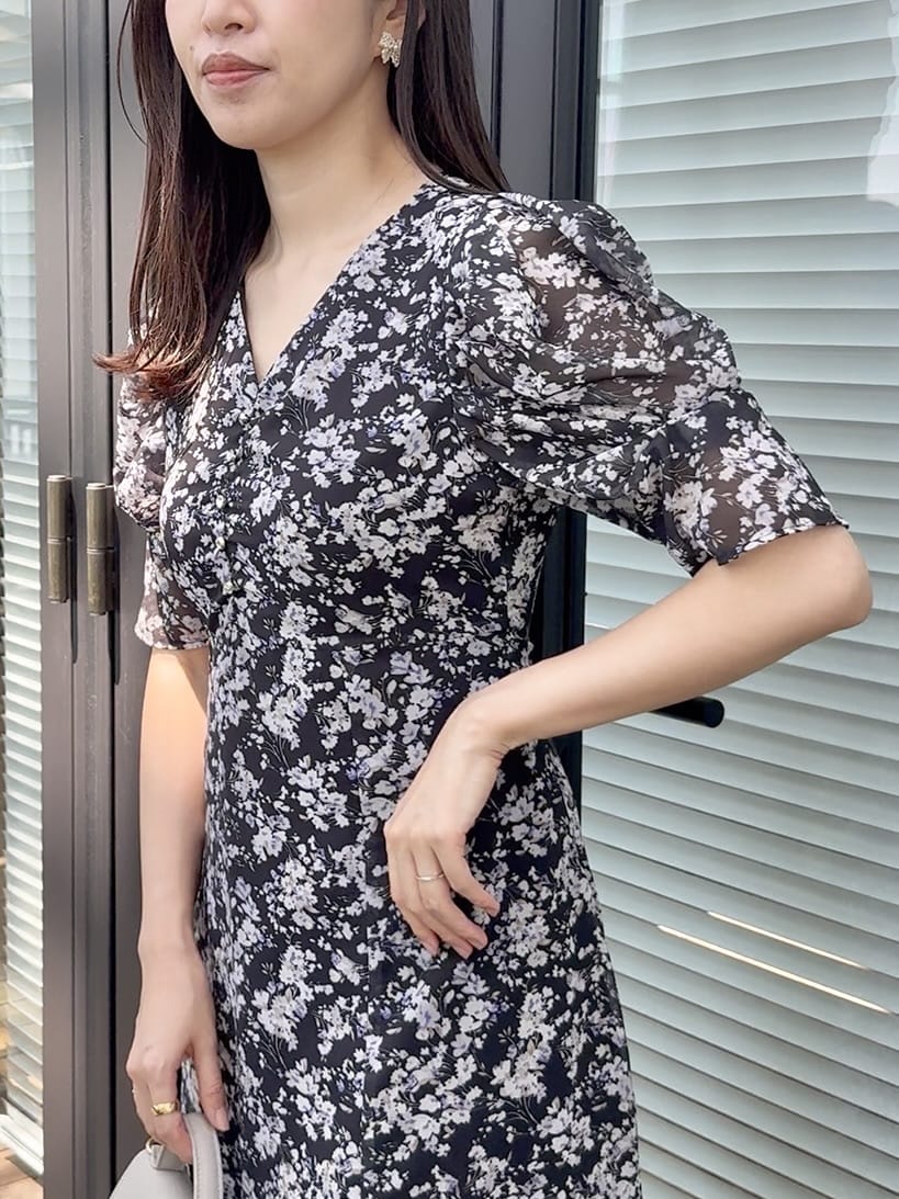 teiさんの「Couture brooch｜【一枚で着映える・通勤】Vネックフラワーワンピース」を使ったコーディネート