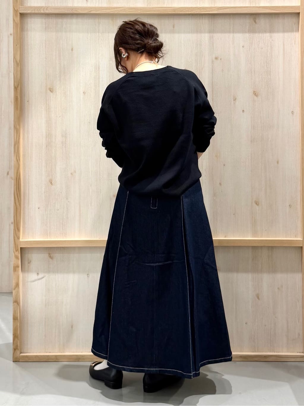 nanaさんの「THE SHOP TK｜【すっきりシルエットが叶う】大人のためのVネックニット/毛玉になりにくい/静電気防止/洗濯機OK」を使ったコーディネート