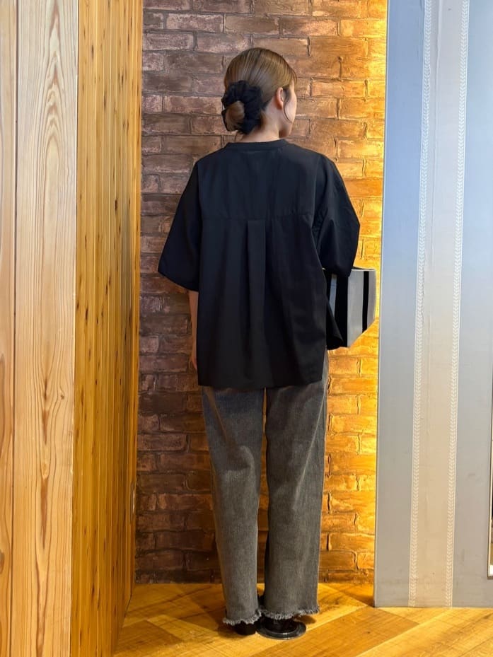 mieさんの「SHOO･LA･RUE｜【S-LL/裏ひんやり/ストレッチ】ワイドストレートデニムパンツ」を使ったコーディネート