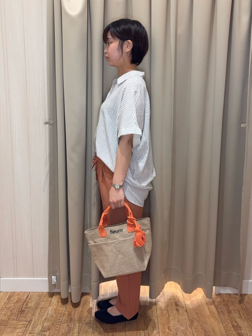 みきさんの「SHOO･LA･RUE｜【S-LL/UV/接触冷感/抗菌防臭】体型を自然にカバー フレンチリネンブレンド襟付ドルマンシャツ」を使ったコーディネート