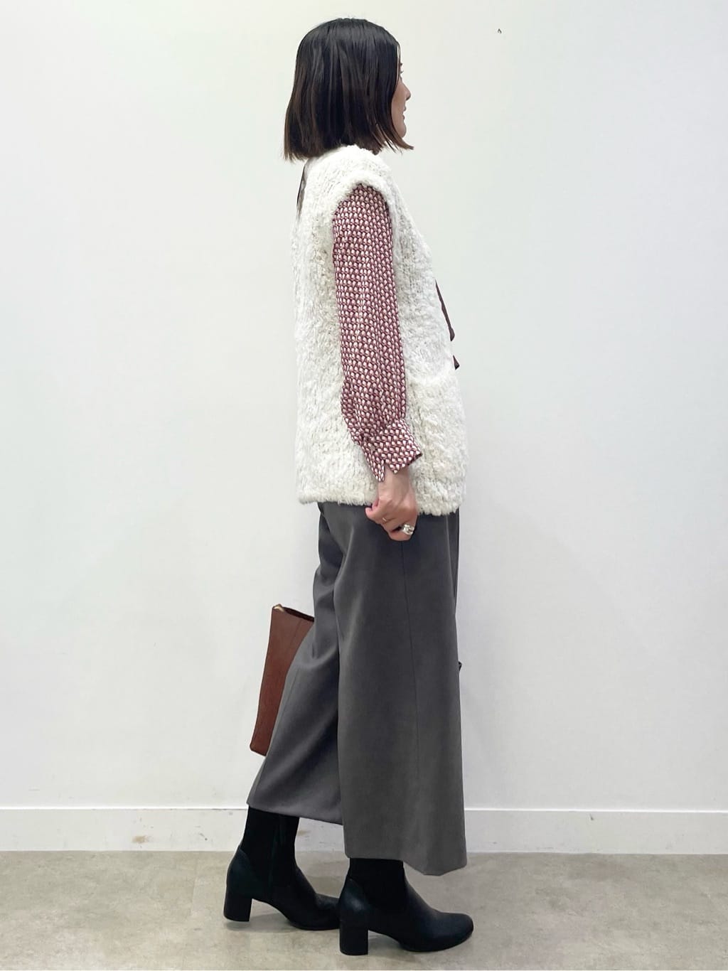 あやたかさんの「Reflect｜【秋映え／ふんわり軽い／ゆったりシルエット】ファンシーヤーンベスト」を使ったコーディネート