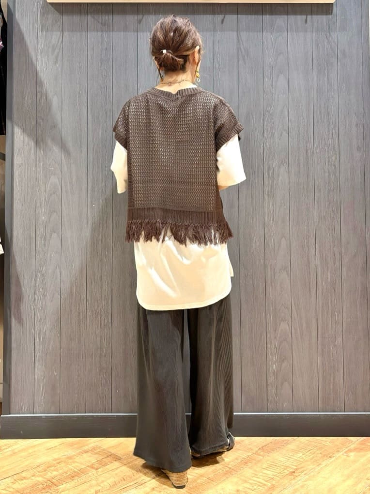 meiさんの「SHOO･LA･RUE｜【S-LL】裾フリンジマクラメVネックニット」を使ったコーディネート