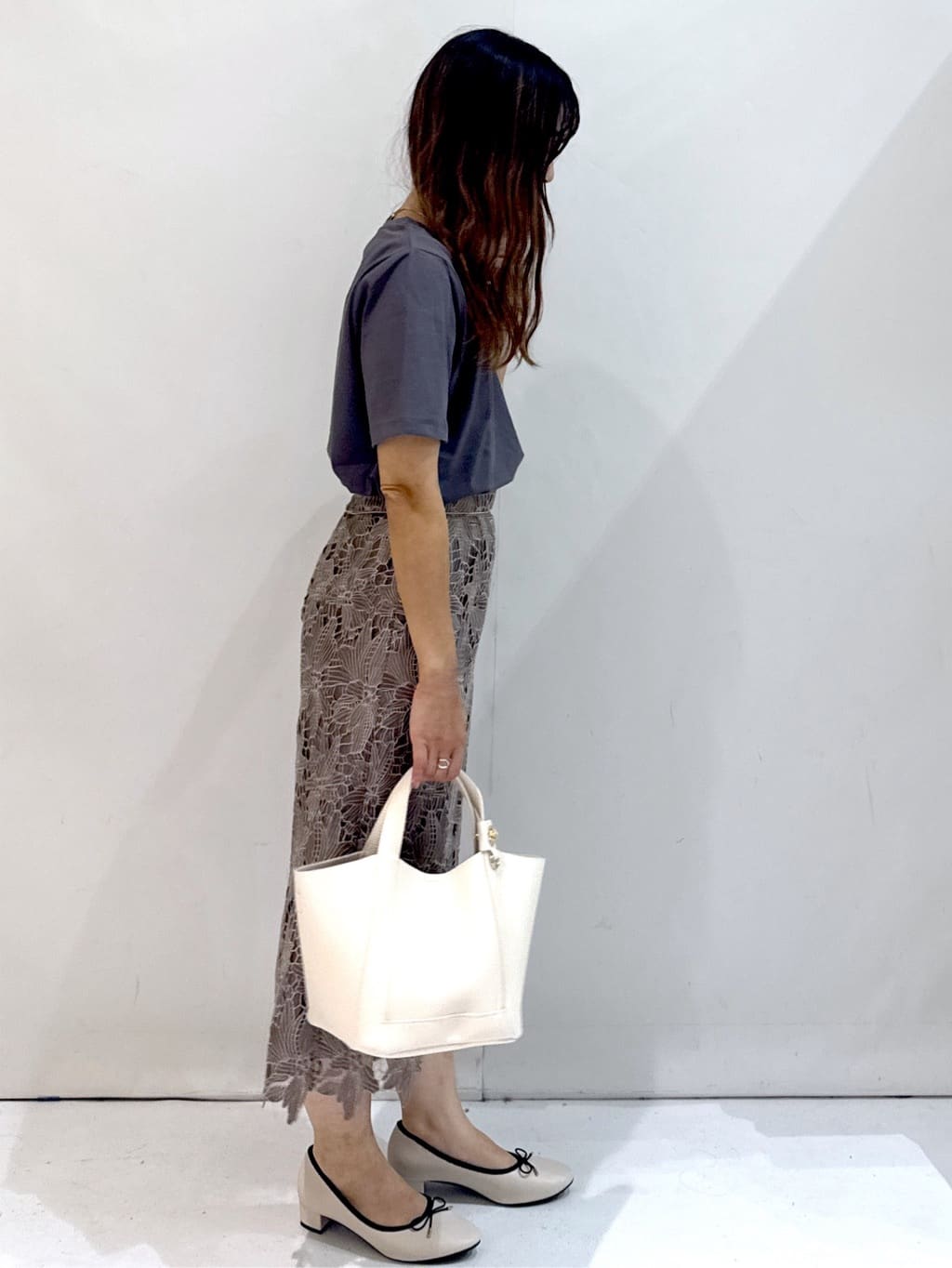 hirokoさんの「OPAQUE.CLIP｜スパンコール刺繍ロゴTシャツ【洗濯機洗い可／接触冷感／UVケア】」を使ったコーディネート