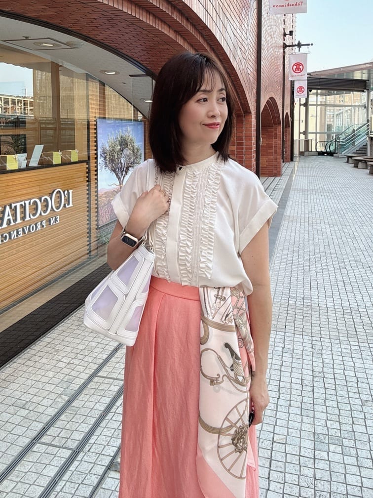 makiさんの「UNTITLED｜【手洗い／88cm正方形】バイカラーハーネススカーフ」を使ったコーディネート