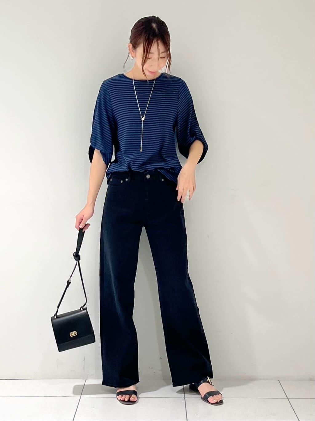 shioriさんの「INDIVI｜【褒められデニム】ワイドストレート デニムパンツ」を使ったコーディネート