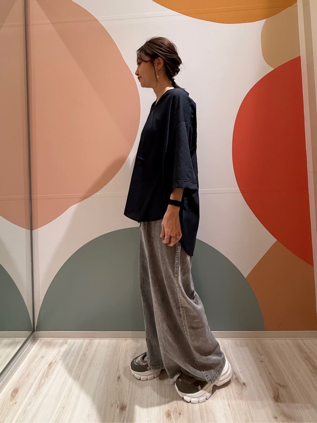 長女さんの「SHOO･LA･RUE｜【S-LL/洗濯後しわになりにくい】バックギャザーがアクセント スッキパーブラウス」を使ったコーディネート