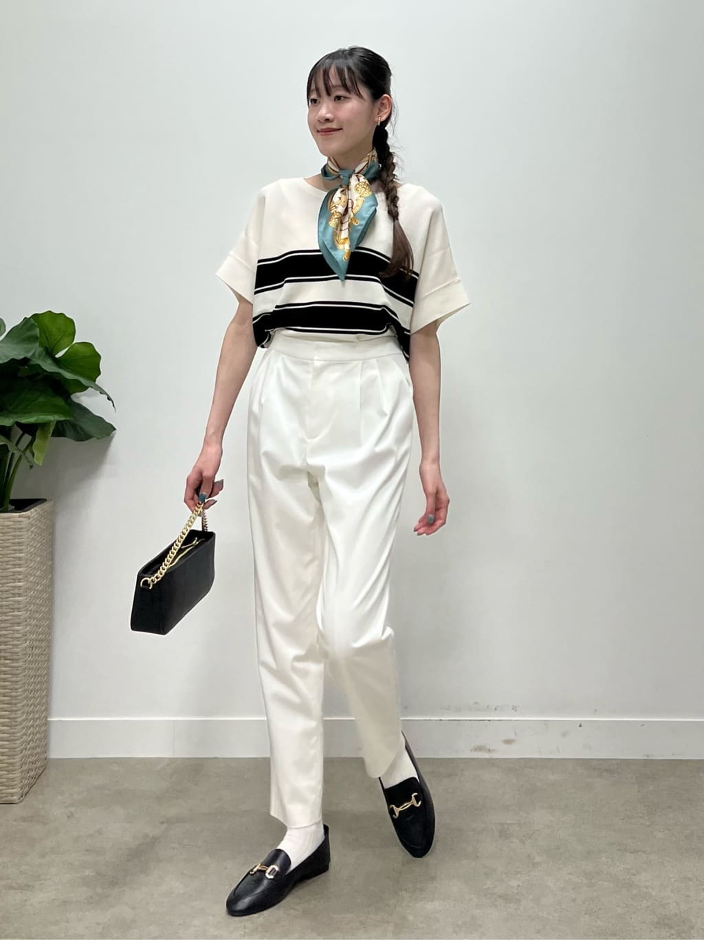 kaaiさんの「UNTITLED｜【手洗い／58cm正方形】ベルトプリントスカーフ」を使ったコーディネート