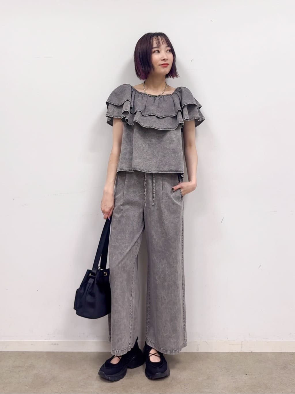 𝐜𝐡𝐢𝐤𝐚さんの「SHOO･LA･RUE｜【セットアップ可/前後2WAY/オフショル2WAY】着こなしを楽しめる デニムフリルブラウス」を使ったコーディネート