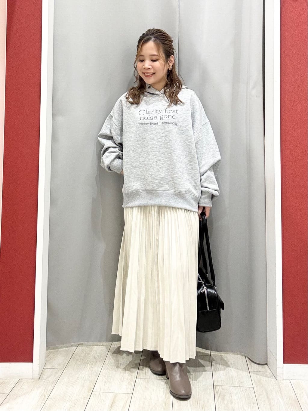 shioさんの「SHOO･LA･RUE｜【セットアップ可/S-LL/なめらかタッチ】選べる3柄 ロゴ入りプルパーカ」を使ったコーディネート