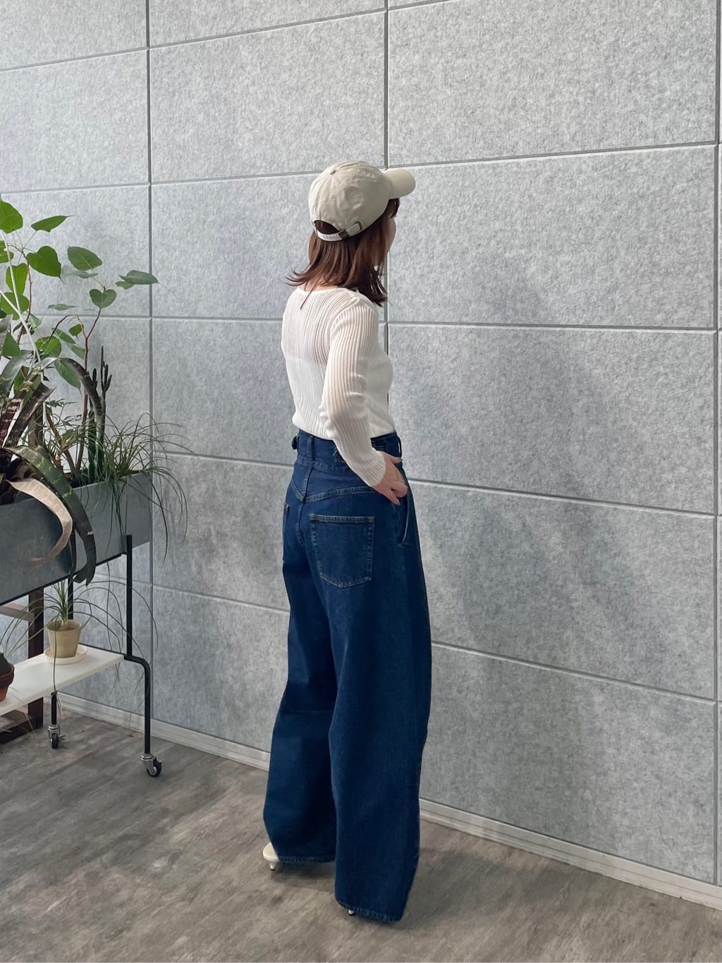 ねねさんの「INDIVI｜ハイウエストカーブデニム」を使ったコーディネート