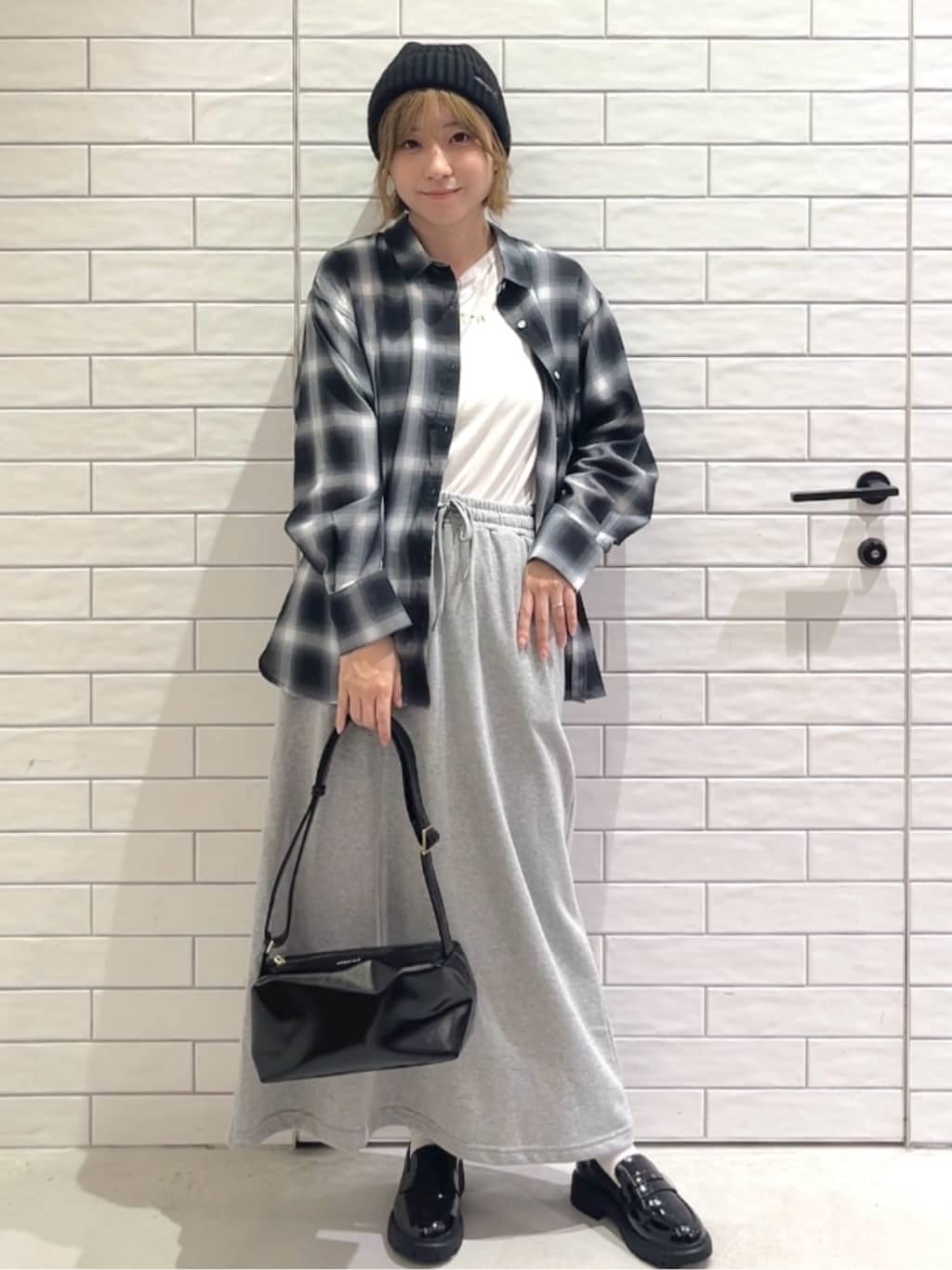 しおりさんの「OPAQUE.CLIP｜メタリック刺繍ロゴTシャツ【接触冷感／洗濯機洗い可】」を使ったコーディネート