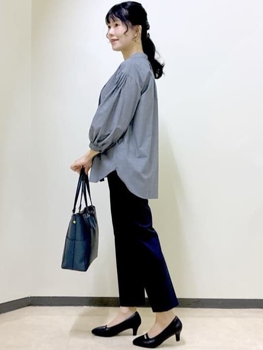  beni_gingerさんの「Reflect｜【程よいゆとり感／体型カバー】ピンタックデザインシャンブレーブラウス」を使ったコーディネート