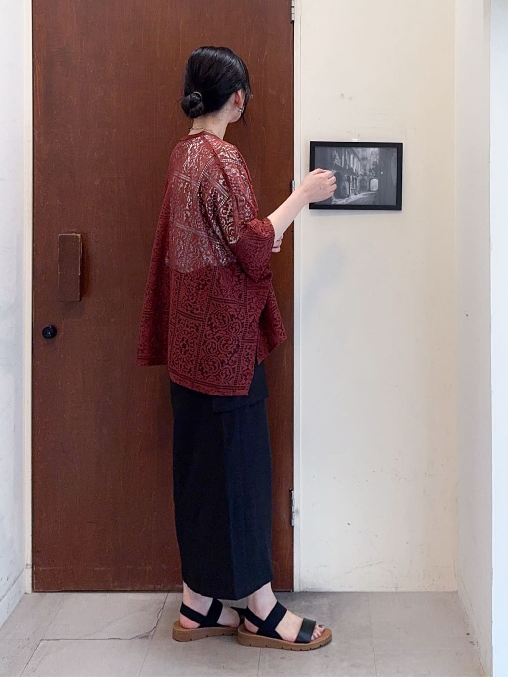 𝐇𝐢𝐫𝐨𝐦𝐢さんの「SHOO･LA･RUE｜大人レトロスタイルに レースポンチョシャツ」を使ったコーディネート