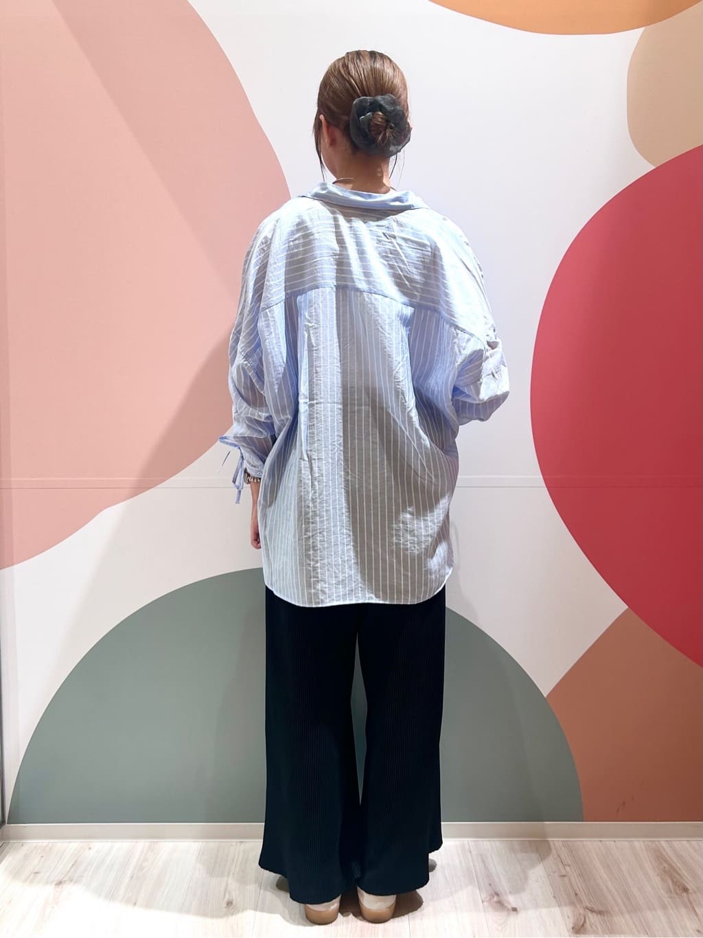 末っ子さんの「SHOO･LA･RUE｜【S-LL】程よい透け感 ストライプ柄 お袖ギャザーデザインシャツ」を使ったコーディネート