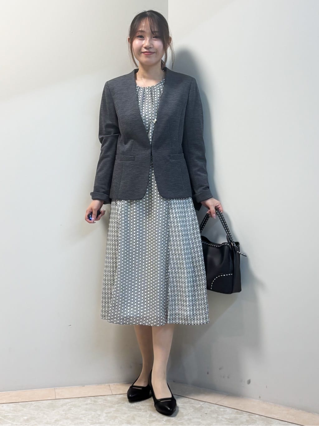 Sawaさんの「Reflect｜【きちんと見え／セットアップ可／通勤におすすめ◎】ペプラムプリントブラウス」を使ったコーディネート