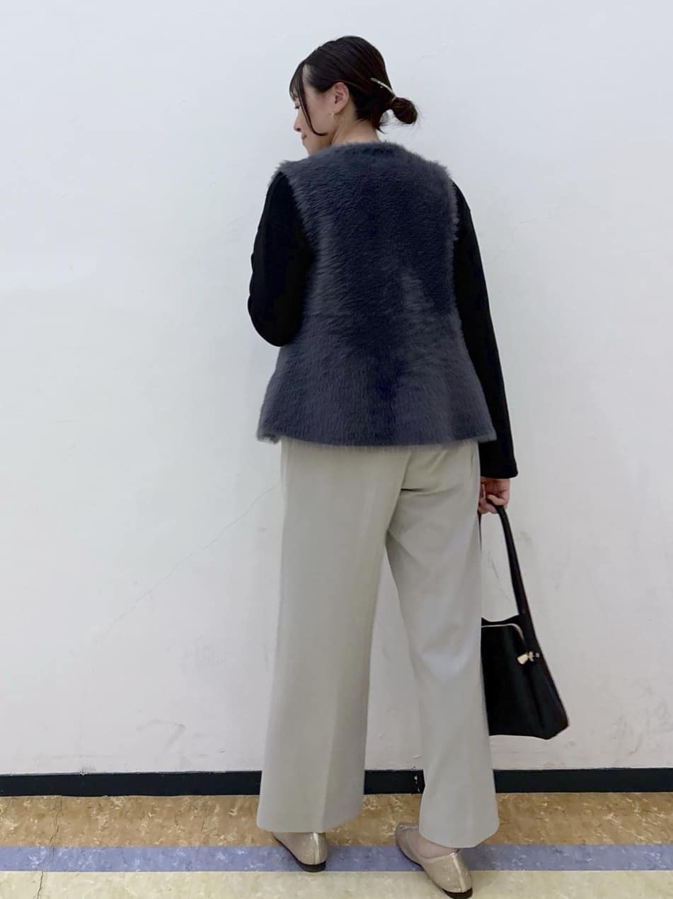 akariさんの「index｜《andGIRL掲載》フェザーペプラムジレ【洗濯機OK／抗ピル】」を使ったコーディネート