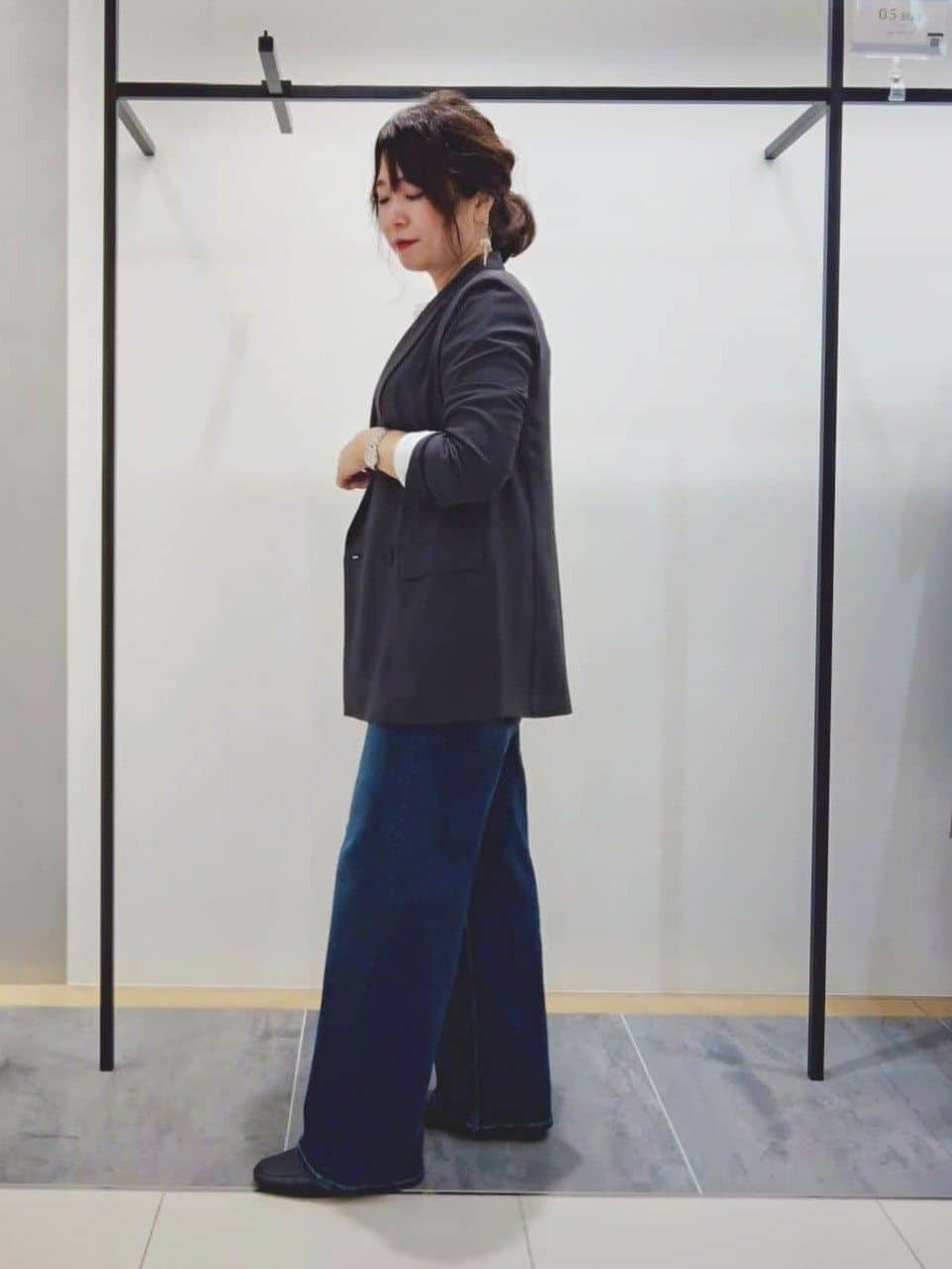 TOMOMIさんの「INDIVI｜【褒められデニム】ワイドストレート デニムパンツ」を使ったコーディネート