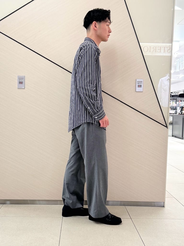 千葉亮太さんの「DRESSTERIOR｜THOMAS MASON ストライプシャツ」を使ったコーディネート