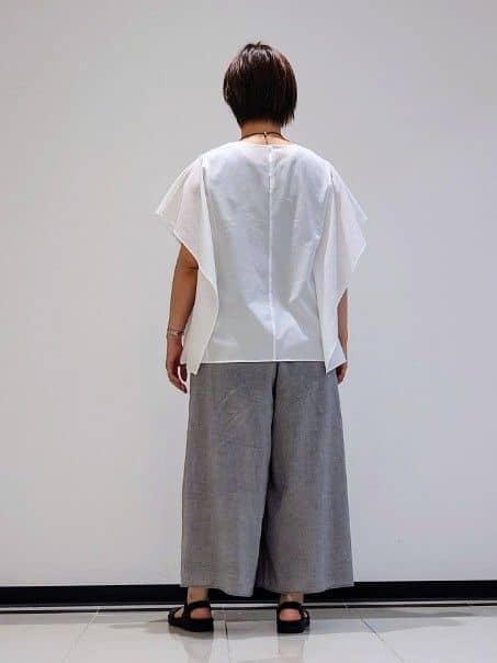 gissyさんの「INDIVI｜【洗える／清涼感◎】ワイドフレアパンツ／スカーチョ」を使ったコーディネート