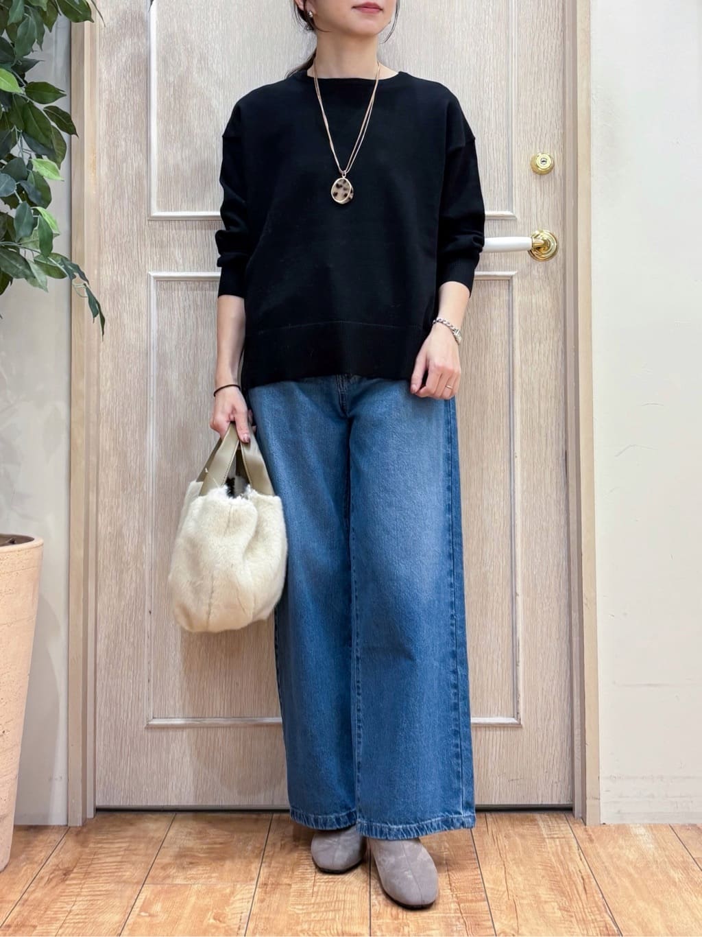 なみさんの「SHOO･LA･RUE｜【高レビュー/S-LL】脚のラインを拾いにくい デニムワイドパンツ」を使ったコーディネート