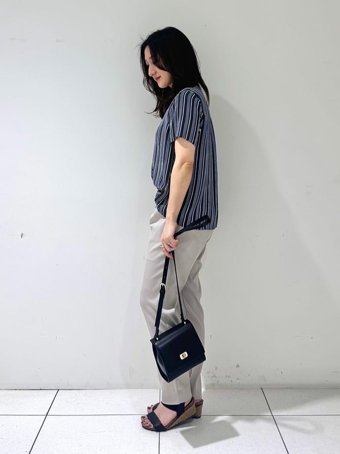 そんさんの「INDIVI｜【洗える／通勤】無地＆マルチストライプ柄Vネックブラウス」を使ったコーディネート