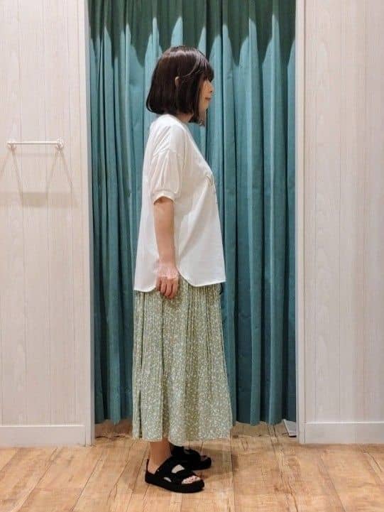 ゆーさんさんの「SHOO･LA･RUE｜【S-LL/ひんやり/UV】ぷっくりラメプリントロゴTシャツ」を使ったコーディネート